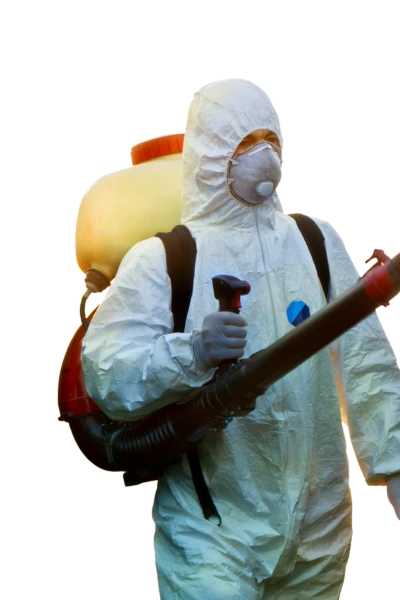 Technicien en tenue de protection traitant les chenilles processionnaires