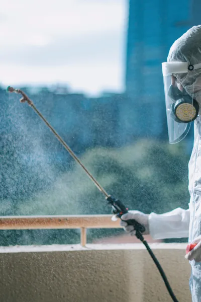 Technicien effectuant un traitement contre les chenilles processionnaires